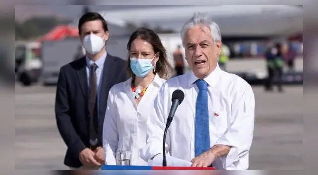 El presidente de Chile, Sebastián Piñera (derecha), ofrece una rueda de prensa durante la llegada de vacunas chinas Sinovac, en el aeropuerto de Santiago (Chile).