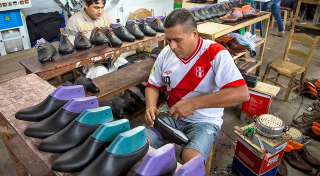 El alcalde del distrito, Víctor Rebaza Benites, señaló que los micro y pequeños empresarios de este rubro siguen a la espera que el Estado les brinde la salvaguarda arancelaria para reactivar su economía. El alcalde del distrito, Víctor Rebaza Benites, señaló que los micro y pequeños empresarios de este rubro siguen a la espera que el Estado les brinde la salvaguarda arancelaria para reactivar su economía.