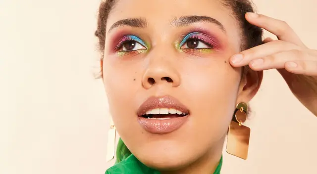 Utiliza movimientos circulares para crear este efecto difuminado. Utiliza movimientos circulares para crear este efecto difuminado.