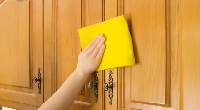 No uses amoniaco para limpiar la madera. No uses amoniaco para limpiar la madera.