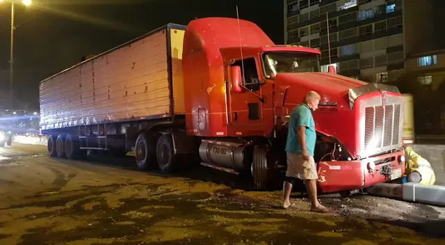 PNP se encuentra en el lugar atendiendo la emergencia. PNP se encuentra en el lugar atendiendo la emergencia.