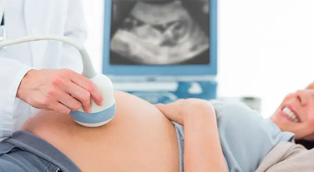 Los anticuerpos que protegen contra COVID-19 pueden transferirse de madres a bebés mientras están en el útero.