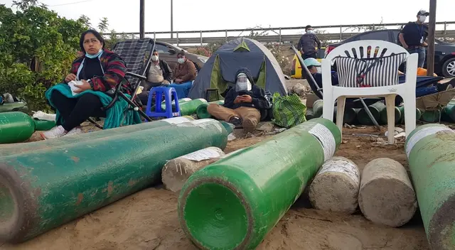 Familiares de pacientes covid se amanecen en los puntos de recarga gratuita de oxígeno medicinal dado que no cuentan con las posibilidades económicas de comprar el insumo en proveedoras. Familiares de pacientes covid se amanecen en los puntos de recarga gratuita de oxígeno medicinal dado que no cuentan con las posibilidades económicas de comprar el insumo en proveedoras.