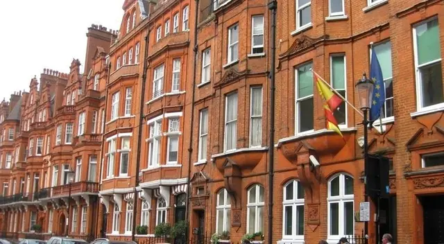 La mujer indicó que la odisea comenzó cuando estaba en la ventanilla de la sede diplomática cuando se dio cuenta de lo que hacía la menor.