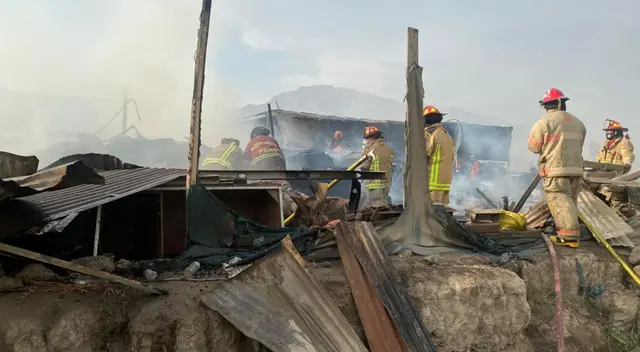 Siete unidades de bomberos se encuentran en el lugar atendiendo la emergencia. Siete unidades de bomberos se encuentran en el lugar atendiendo la emergencia.
