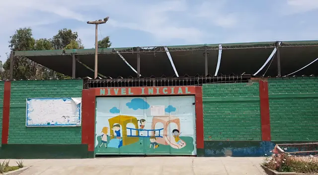 Vecinos que viven en exteriores del colegio estatal Los Chasquis, en Comas, están cansados de no recibir respuestas a sus quejas. Vecinos que viven en exteriores del colegio estatal Los Chasquis, en Comas, están cansados de no recibir respuestas a sus quejas.