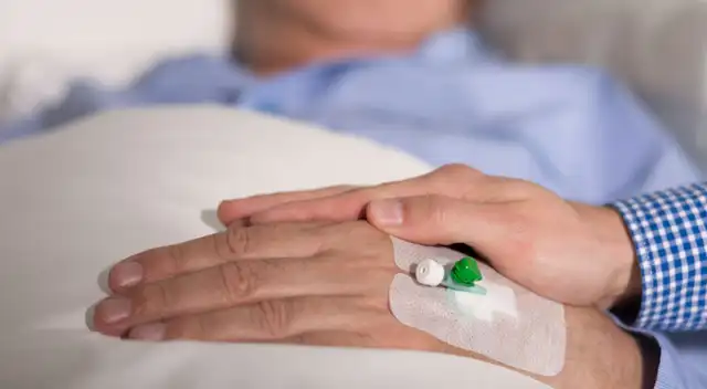 Al ser una enfermedad neurológica no todos los pacientes están aptos para recibir la vacuna contra el COVID-19.