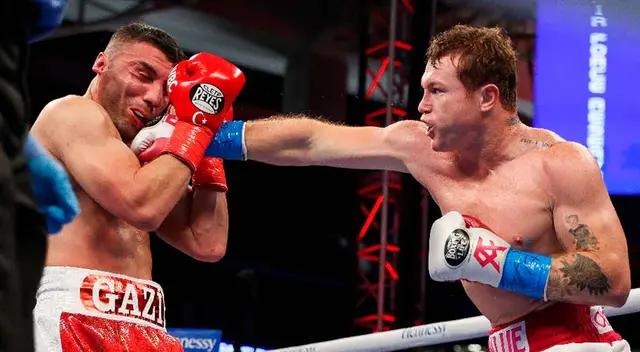 Canelo ganó con un derechazo que dejó sin respuesta a Yildirim en el tercer round.