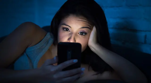 Los aparatos electrónicos emiten luz azul que afectan nuestros ciclos de sueño.