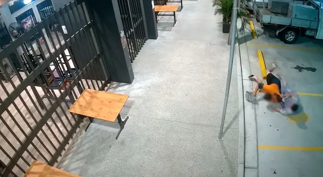 Anciana persigue y derriba a ladrón que intentó robarle su cartera