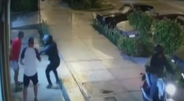 Cámaras de seguridad registraron cuando unos delincuentes asaltaron a dos hombres en la puerta de su condominio.