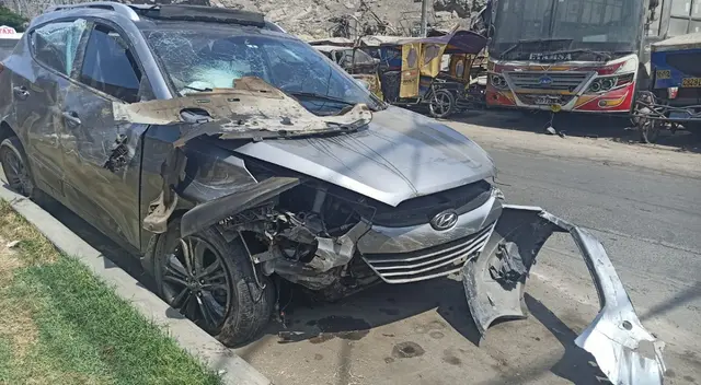 El chofer del auto se encontraba en estado de ebriedad, por lo que ocasionó un accidente de tránsito. El chofer del auto se encontraba en estado de ebriedad, por lo que ocasionó un accidente de tránsito.