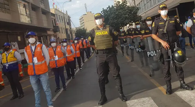 La PNP en conjunto con las Fuerzas Armadas vigilarán los conglomerados para verificar el cumplimiento del aforo correspondiente. La PNP en conjunto con las Fuerzas Armadas vigilarán los conglomerados para verificar el cumplimiento del aforo correspondiente.