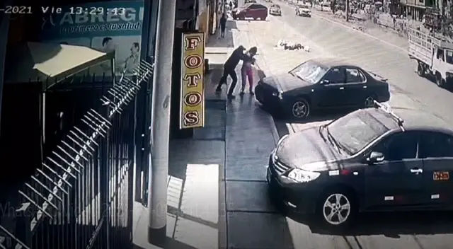 Un delincuente asaltó y lanzó un líquido desconocido contra el rostro de la joven Un delincuente asaltó y lanzó un líquido desconocido contra el rostro de la joven