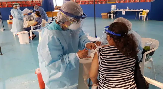 El personal mayor de 65 años del Hospital Casimiro Ulloa recibió la primera dosis de la vacuna Sinopharm.