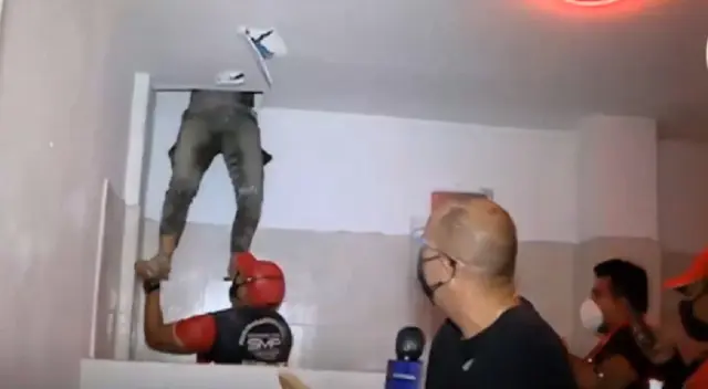 Jóvenes se esconden en techo de club nocturno para no ser intervenidos Jóvenes se esconden en techo de club nocturno para no ser intervenidos