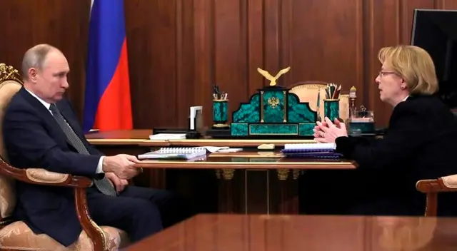 El presidente ruso Vladimir Putin y la directora de la FMBA, Veronika Skvortsova en reunión sobre la nueva vacuna. El presidente ruso Vladimir Putin y la directora de la FMBA, Veronika Skvortsova en reunión sobre la nueva vacuna.