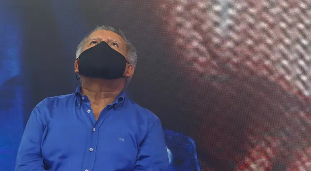 César Acuña, candidato presidencia, volvió a equivocarse frente a la prensa. César Acuña, candidato presidencia, volvió a equivocarse frente a la prensa.