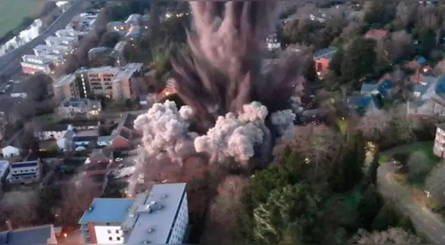 Explota bomba de la Segunda Guerra Mundial en Londres y provoca daños materiales. Explota bomba de la Segunda Guerra Mundial en Londres y provoca daños materiales.