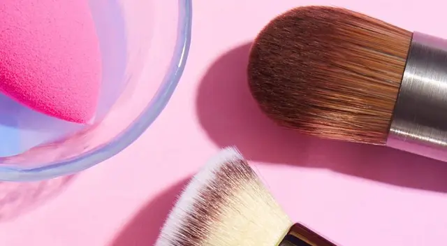 Evita compartir productos de maquillaje.