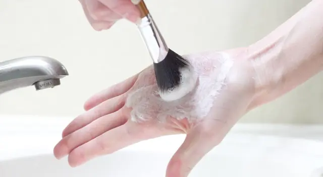 Seca tus brochas al natural para evitar que se quemen o se llenen de hongos.