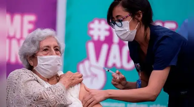 Chile se acerca a la meta de vacunar al 80% de los adultos mayores de 65 años.