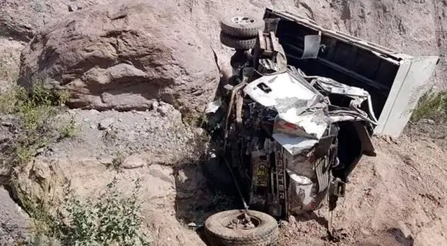 El vehículo terminó destrozado y la PNP investiga