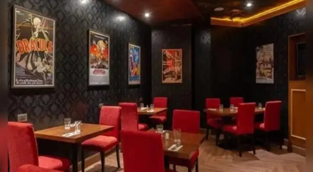 Loizeau es propietario del bar temático de cine El Capitán en Argentina.