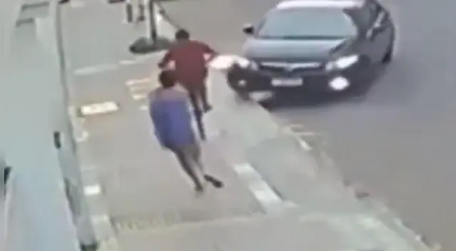 El hecho fue registrado por las cámaras de seguridad de la zona.