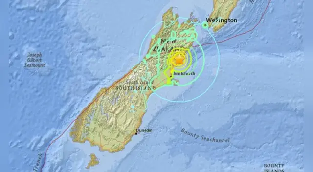 Autoridades instaron a los residentes a “desplazarse de inmediato a las tierras altas más cercanas o lo más lejos posible de la costa”.
