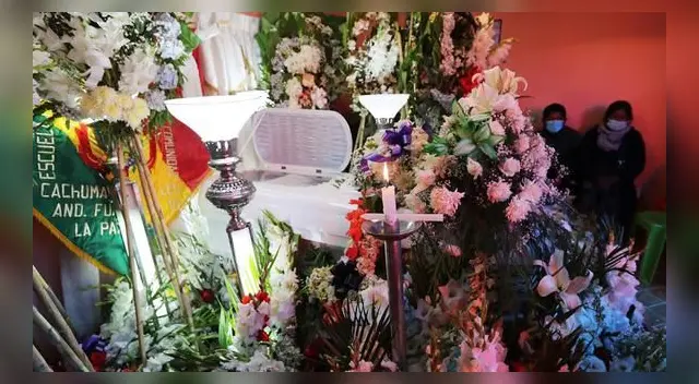 Familiares y amigos participan en el velorio de Limber Lucana, de 19 años, una de las victimas del fatal accidente del martes 2 de marzo en la Universidad Pública de El Alto (UPEA). Familiares y amigos participan en el velorio de Limber Lucana, de 19 años, una de las victimas del fatal accidente del martes 2 de marzo en la Universidad Pública de El Alto (UPEA).