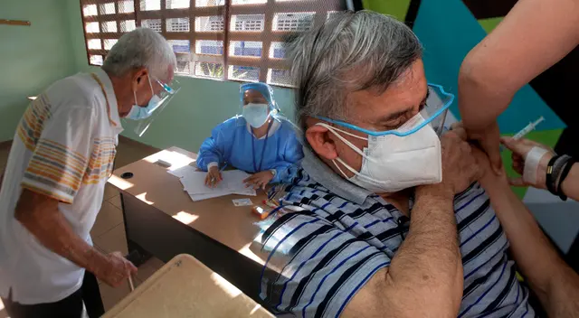 Vacunación de adultos mayores de 60 años.