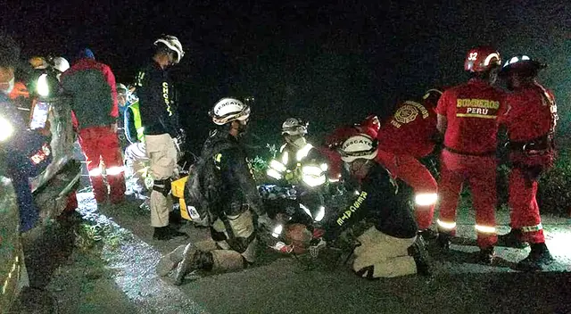 Luego de cuatro horas pudieron rescatar a las dos personas con vida.