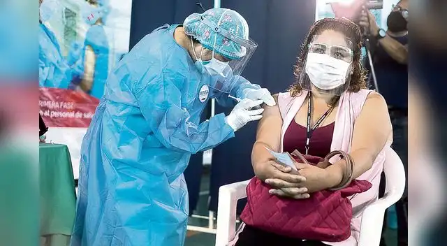 De acuerdo con un artículo de The New York Times, la vacuna del laboratorio Moderna también genera ese efecto secundario. De acuerdo con un artículo de The New York Times, la vacuna del laboratorio Moderna también genera ese efecto secundario.
