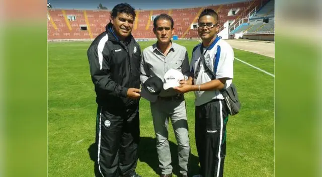 Cardama en medio de sus compadre Miranda y su hijo Teddycito. Cardama en medio de sus compadre Miranda y su hijo Teddycito.