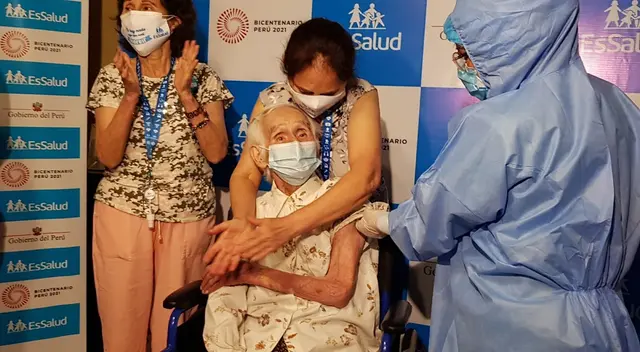 Primera adulta mayor en ser inoculada tiene 104 años Primera adulta mayor en ser inoculada tiene 104 años