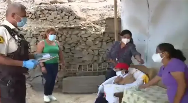 Adulta mayor recibió bono 600 en la puerta de su hogar. Adulta mayor recibió bono 600 en la puerta de su hogar.