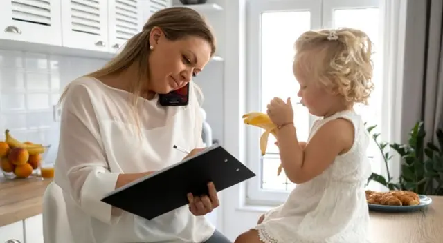 Comparte las tareas del hogar con tu familia y pareja para que no se acumulen después de tu horario de trabajo.