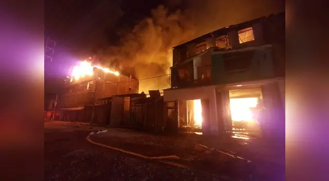 incendio de grandes proporciones consume media cuadra incendio de grandes proporciones consume media cuadra