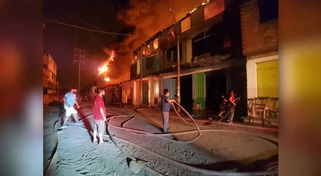 incendio de grandes proporciones consume media cuadra incendio de grandes proporciones consume media cuadra