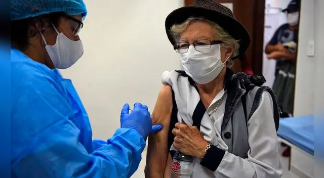 EsSalud ha facilitado cinco puntos de vacunación para adultos mayores en Lima. EsSalud ha facilitado cinco puntos de vacunación para adultos mayores en Lima.