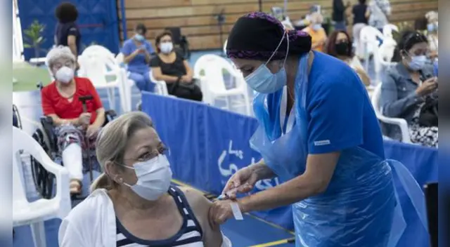 Chile supera a Israel y se posiciona como el país que más rápido vacuna contra la COVID-19 en el mundo. Chile supera a Israel y se posiciona como el país que más rápido vacuna contra la COVID-19 en el mundo.