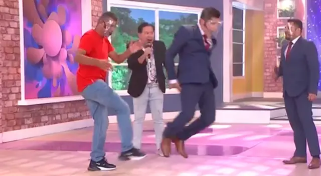 El exfutbolista de Universitario, 'Puma' Carranza, le dio los mejores deseos al grupo de cumbia, Zona Libre. El exfutbolista de Universitario, 'Puma' Carranza, le dio los mejores deseos al grupo de cumbia, Zona Libre.