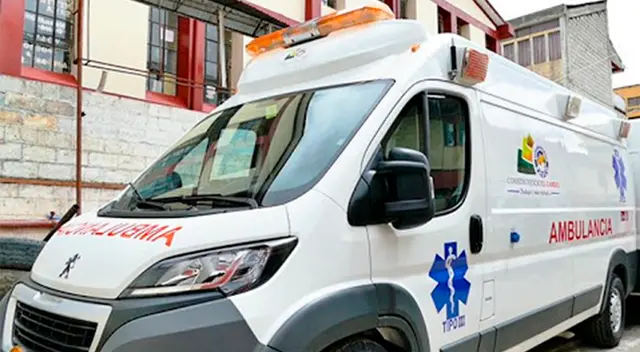 Acalde conduce ambulancia de centro médico para salvar la madre de su hijo.
