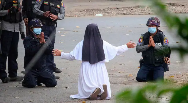 Ann Rose Twang se arrodilló frente a la policía y militares para exigir un alto el fuego. Ann Rose Twang se arrodilló frente a la policía y militares para exigir un alto el fuego.