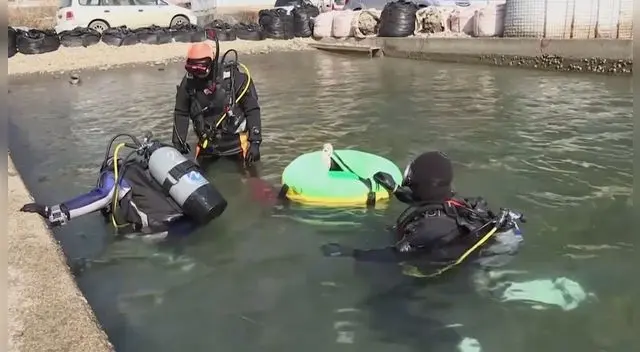 Durante los últimos siete años, Yasuo Takamatsu, de 64 años, realiza inmersiones cada semana.