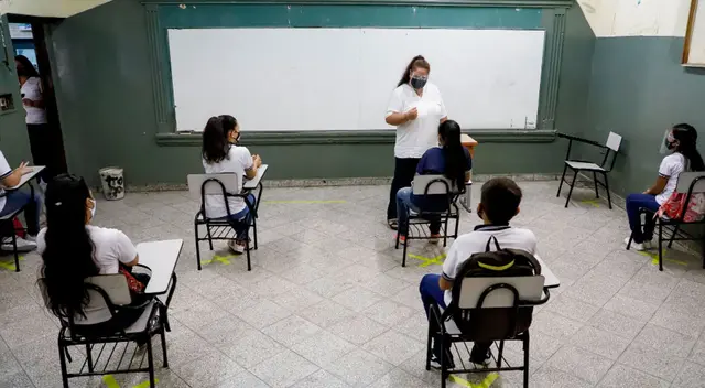 Minedu recordó que el primer mes de clases será a distancia.