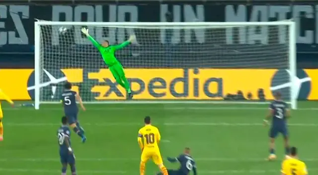 Lionel Messi sorprendió a Navas y lo vacunó. Lionel Messi sorprendió a Navas y lo vacunó.