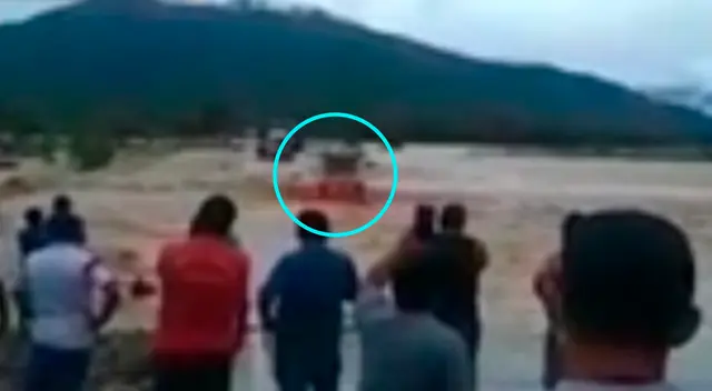 Ambulancia cruza río en Piura. Ambulancia cruza río en Piura.