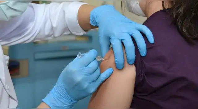 Las reacciones más comunes son dolor de cabeza, fiebre y escalofríos.